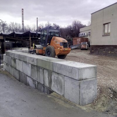 Rampa pro kamion – opěrná stěna