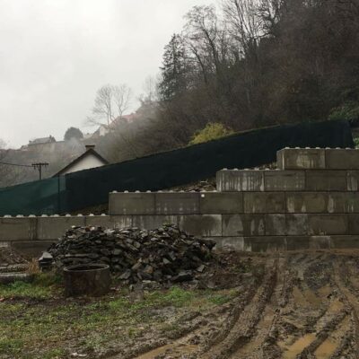 Opěrná stěna pod skálou