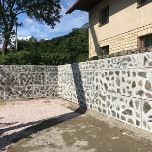 Opěrná stěna s kameny – Benecko