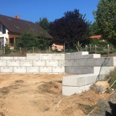 Opěrná stěna u RD – Unětice