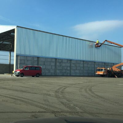 Opěrné stěny mezi sloupy haly – Hradecké služby