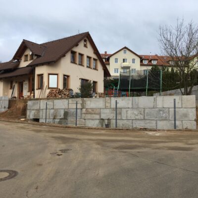 Opěrné stěny u RD – Únětice