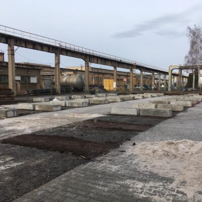 Podstavce z bloků sloužící pro uskladnění hutního materiálu