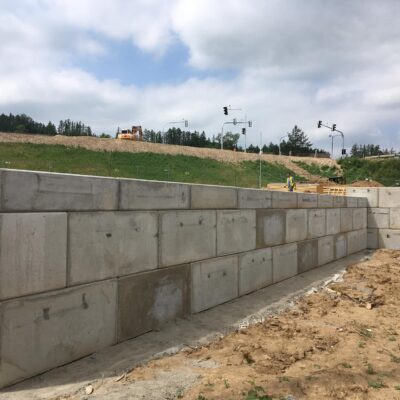Opěrné stěny u nákupního centra v Týnu nad Vltavou