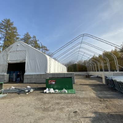 Pohled – podezdívka pod plachtovou halu.