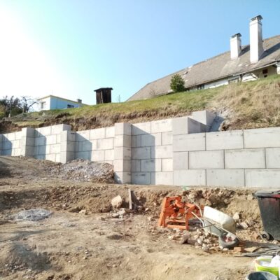 Opěrná stěna u RD – Bavorov