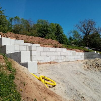 Opěrná stěna u RD – Dřevěnice