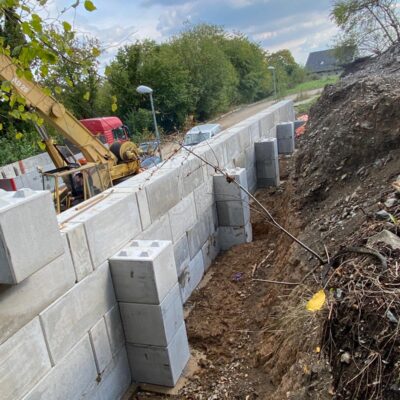 Jílové u Prahy – opěrná stěna – betonový bloky