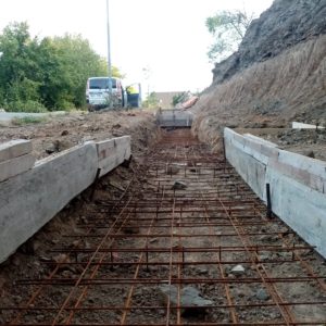 Jílové u Prahy – opěrná stěna – betonový bloky